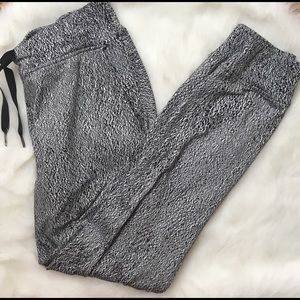 Lululemon Ready To Rulu Pant, size 6